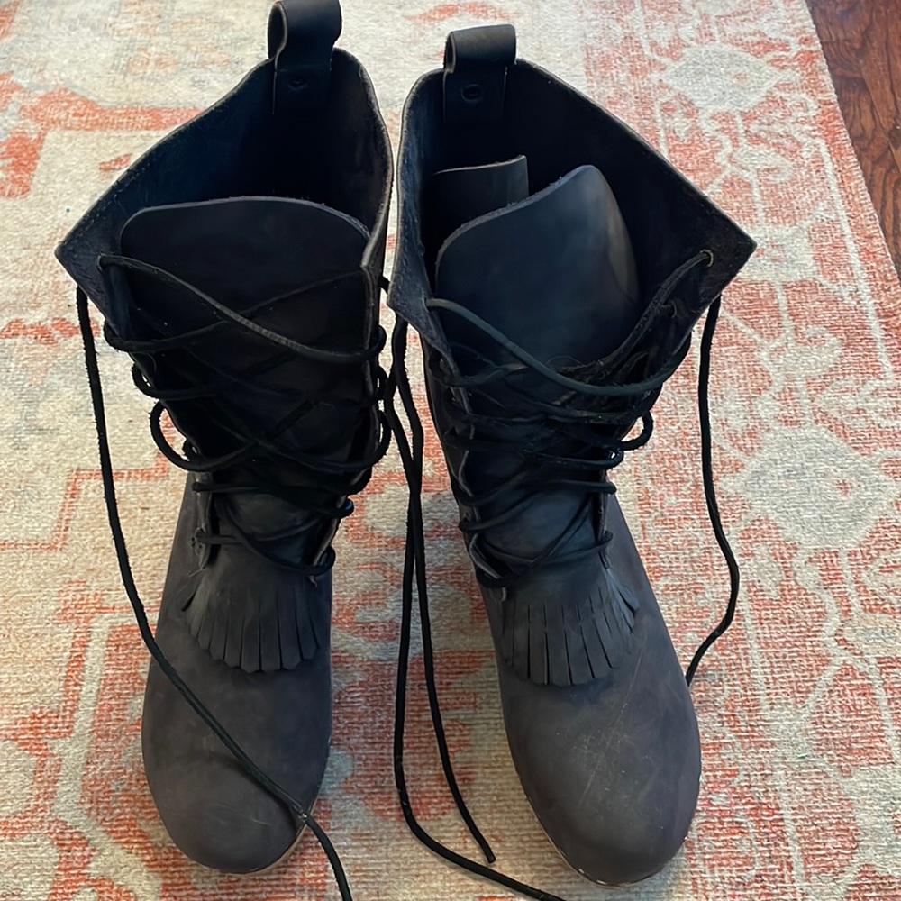 No 6 tie up SUEDE clogs LIKE NEW